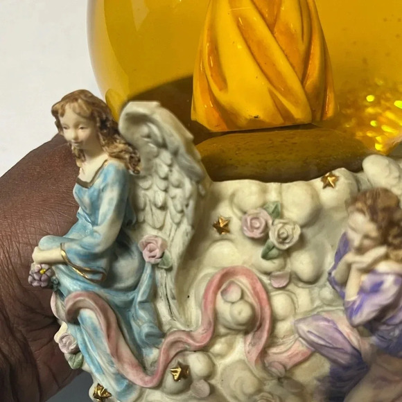 Sankyo vintage Musical snow globe featuring angels on the outside and inside. - Picture 16 of 16